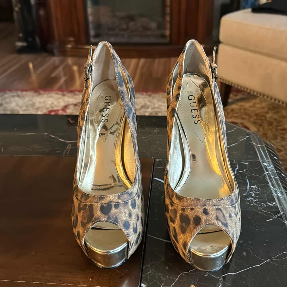 Open toe shoe by Guess